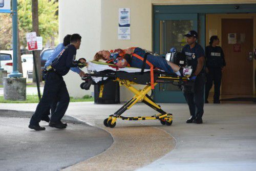 Ein Mann schoss auf dem Flughafen Fort Lauderdale wild um sich. Verletzte werden von Einsatzkräften in ein Trauma-Zentrum gebracht. ap