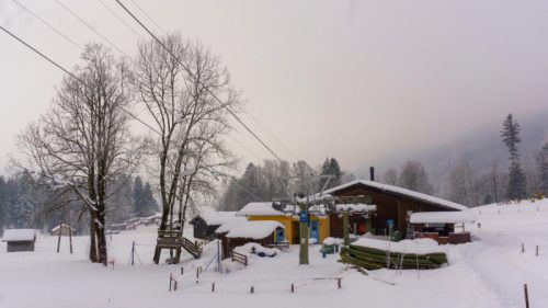 Ein Stillleben in der Winterlandschaft: Der Hirschberg-Lift in Bizau diente zuletzt als Zubringer für die Sommerrodelbahn. Foto: VN/Paulitsch