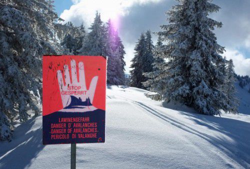 Erhebliche Lawinengefahr nach Neuschnee in den Bergen. Stip