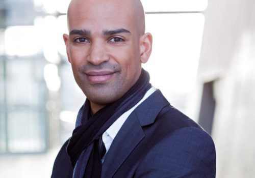 Erstmals übernimmt Kevin John Edusei, Chefdirigent der Münchner Symphoniker und des Konzert Theaters Bern, das Dirigat des Symphonieorchesters Vorarlberg. foto: marco borggreve