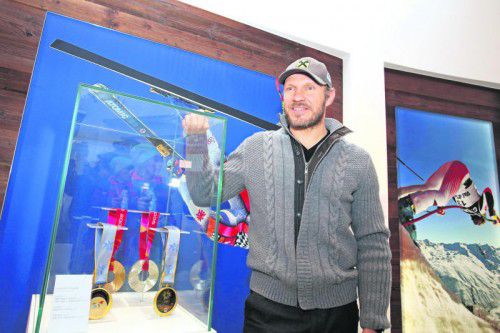 Ex-Ski-Ass Hermann Maier vor seiner Sammlung. Foto: gepa