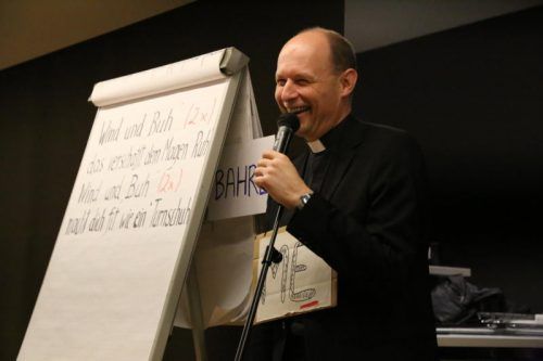 Familienseelsorger Michael Kopp „predigte“ auf eine humorvolle Art und Weise im Carl-Lampert-Saal .  Foto: etu