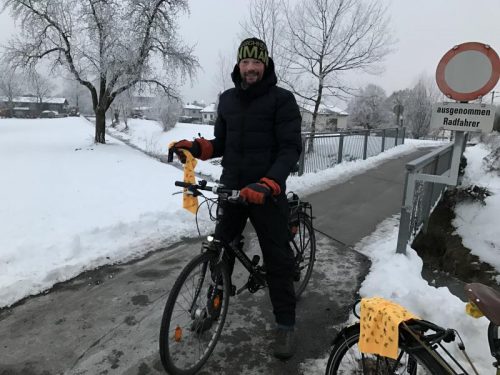 Für die Winterradler gab es kleine Geschenke.  Foto: Land