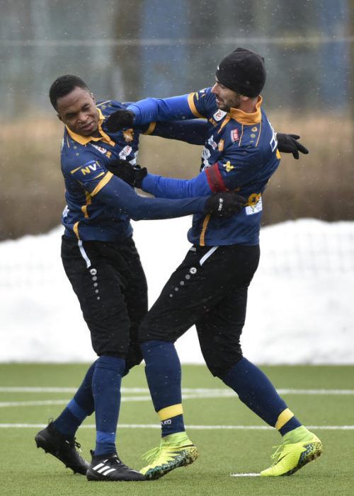 Für Keita Alhassane und Daniel Segovia (rechts) endete die Auseinandersetzung vom Samstag jeweils mit der Trennung von St. Pölten. Foto: gepa