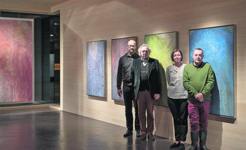 Gastgeber Markus und Gertrud Faißt, Künstler Jörg Hofer und Vernissageredner Prof. Reinhard Steiner aus München. Fotos: Veranstalter