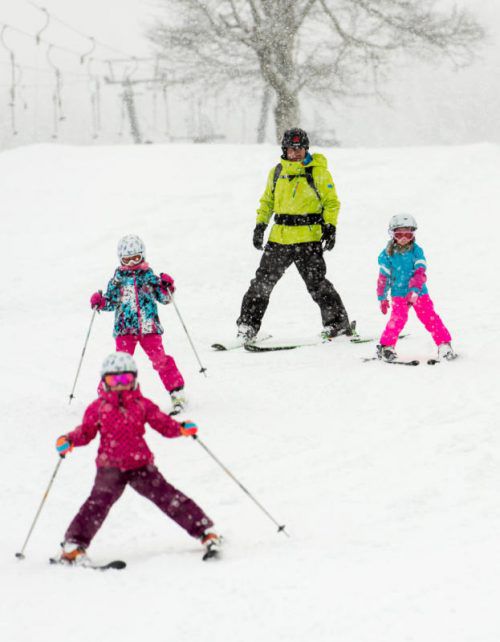 Gemeinsam macht Skifahren noch mehr Spaß, und wenn der Papa dabei ist, kann auch nichts passieren. Fotos: stiplovsek