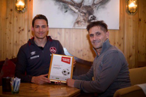 Georg Margreitter (l.) erhält aus den Händen von VN-Sportchef Christian Adam die Urkunde. Foto: PAULITSCH