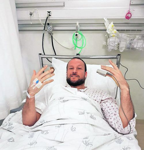 Grüße aus dem Spitalsbett: Super-Elch Aksel Lund Svindal wurde in Norwegen am Knie operiert. Foto: FB/AS
