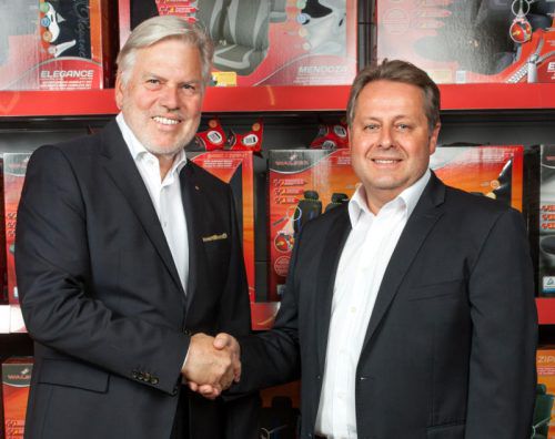 Hans-Karl Walser freut sich über die Karriere seines Prokurist, und Gesamtverkaufsleiters Werner Pendl. Foto: Walser GmbH