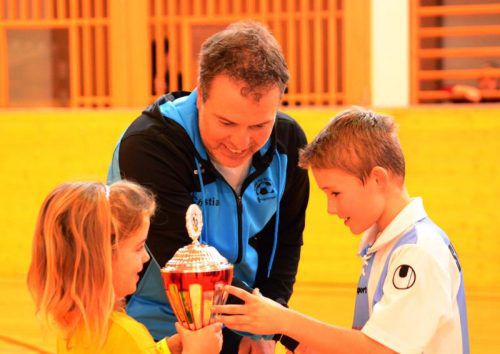 Hat sich dem Nachwuchsfußball verschrieben: Christian Malin (Mitte) mit seiner Tochter Maria (links) bei der Preisübergabe.  Foto: malin