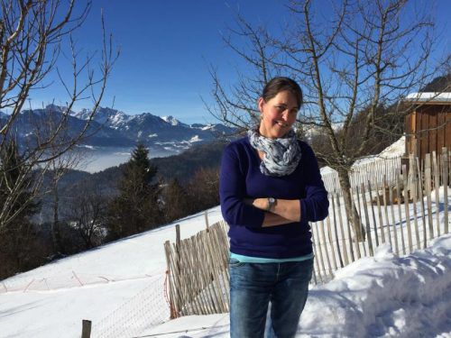 Hildegard Burtscher auf ihrem Hof in Thüringerberg. Die 47-Jährige macht sich für die Natur stark.   Foto: VN/PES