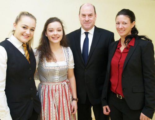 HLT-Direktor Klaus Mähr und GASCHT-Schulmanagerin Nicole Okhowat mit den Schülerinnen Rebecca Stark und Maria Salner.  Foto: sie