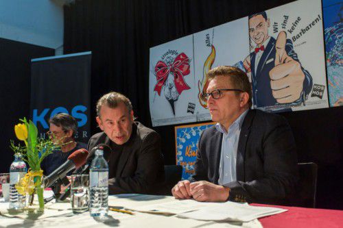 Hubert Dragaschnig, flankiert von Augustin Jagg (r.) und Autor Wolfgang Mörth. Foto: VN/Paulitsch
