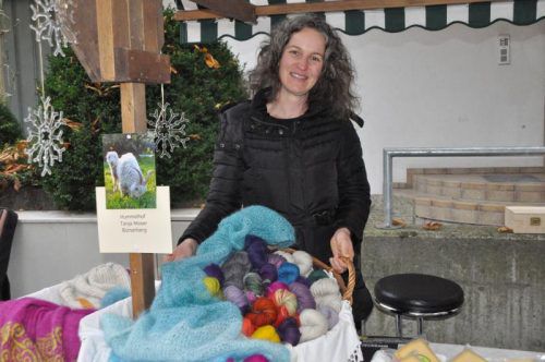 In leuchtenden Farben präsentiert sich die Kaschmir- und Mohairwolle von Tanja Moser. Foto: cm