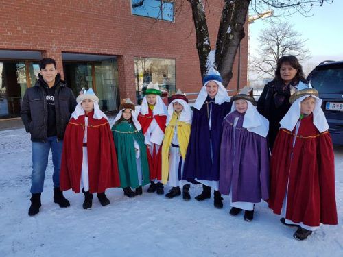 Insgesamt 30 Kinder trugen in mehreren Gruppen die Segenswünsche in Lochau von Haus zu Haus. Foto: bms