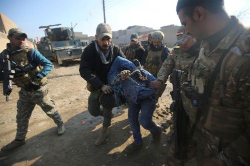 Irakische Soldaten haben in Ost-Mossul einen Mann festgenommen, der verdächtigt wird, dem IS anzugehören.  Foto: afp
