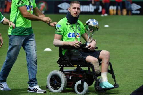 Jackson Follmann, einer der drei Überlebenden, nahm unter Tränen die Copa-Sudamericana-Tropähe entgegen. Foto: afp