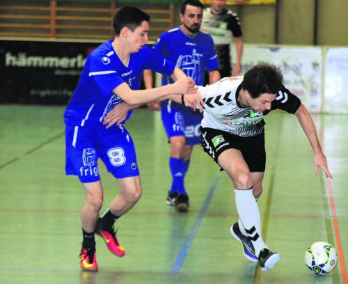Jan Gmeiner vom FC Alberschwende (rechts) im Kampf um den Ball gegen den Ludescher Dominik Larcher. Foto: Knobel