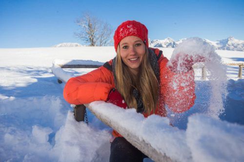 Jaqueline aus Bings erfreut sich am kalten Wetter und der weißen Pracht. Foto: VN/Steurer