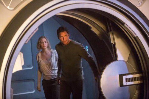 Jim Preston (Chris Pratt) und Aurora Dunn (Jennifer Lawrence) machen sich auf die Reise zu einem fernen Planeten. Foto: Filmverleih