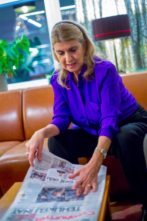 Journalistin Zeynep Oral zeigt das Titelblatt der „Cumhuriyet“, auf dem täglich die verhafteten Kollegen abgebildet sind. Foto: VN/Paulitsch