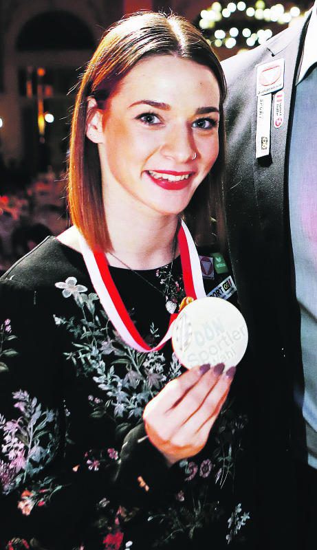 Karate-Lady Bettina Plank mit der Siegermedaille der Sportlerwahl in Oberösterreich. Foto:gepa