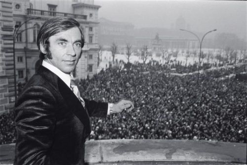Karl Schranz nach seinem Ausschluss von den Olympischen Spielen in Sapporo 1972 auf dem Balkon des Bundeskanzleramtes.  Foto: APA