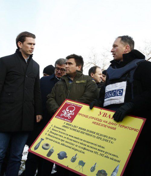 Als OSZE-Präsident besuchte Sebastian Kurz einmal die OSZE-Beobachter in der Ostukraine. Auf dem Schild wird vor Minen gewarnt. Foto: apa