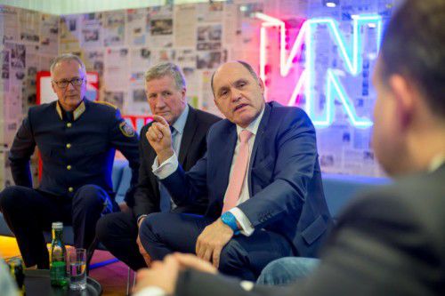 Landespolizeichef Ludescher und Landesrat Schwärzler (v. l.) begleiteten Sobotka zu den VN. VN/Paulitsch