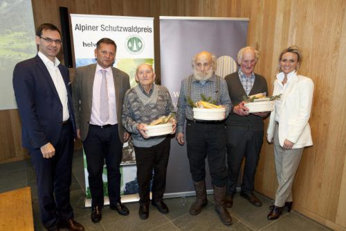 Landwirt Georg Fritz (3. v. r.) durfte sich über den Titel „Schutzwaldpate 2017“ freuen. Foto: VLK/Mathis