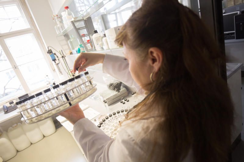 Im Umweltinstitut werden Proben genau unter die Lupe genommen.⇒Hartinger