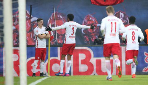Marcel Sabitzer lässt sich von seinen Mannschaftskollegen feiern. Der Steirer erzielte den 2:1-Siegtreffer für Leipzig gegen Hoffenheim. Foto: gepa