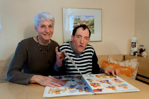 Margit Thurnher mit ihrem gehandicapten Sohn. Die beiden hängen sehr aneinander und verstehen sich ohne Worte.  Foto: VN/Paulitsch