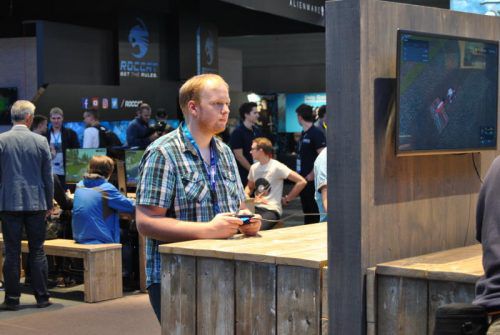 Markus Madlener auf der Gamescom beim Ausprobieren eines neuen Spiels. Auf die Messe fuhr er mit Vereinskollegen. Foto: Madlener