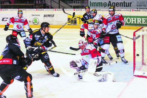 Martin Grabher Meier gegen Torhüter Marek Schwarz: Dornbirn greift heute in Znojmo nach Punkten. Foto: stiplovsek