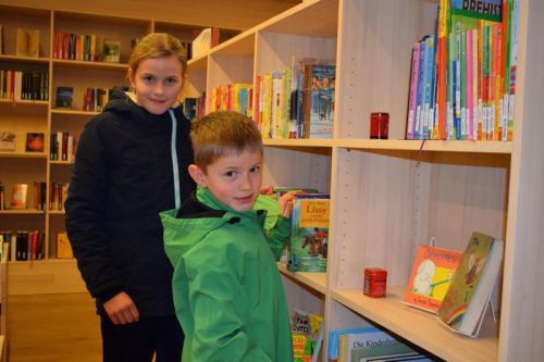 Martin und Sophia sind begeistert von der neuen Bücherei. Foto: me