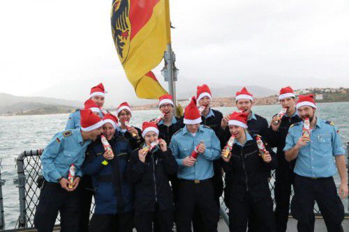 Matrosen des Marineschiffs „Mecklenburg-Vorpommern“ mit Gunz-Weihnachtsmännern. Warenpräsentation in Grönland.  Fotos: Firma