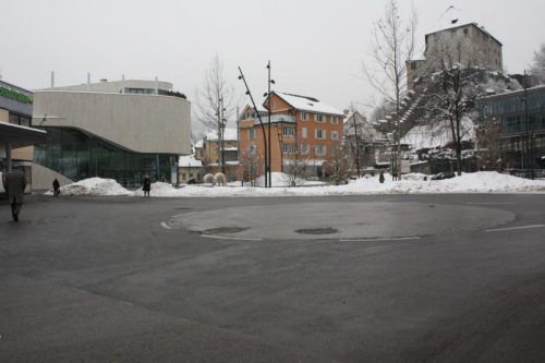 Mehrfach wurde der Kreisverkehr vor der Tiefgarage des Illparks thematisiert. Dieser dient den Bussen als Umkehrplatz. Foto: doh