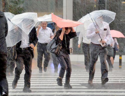 Menschen in Nagoya suchten vor dem Starkregen Schutz. Vor wenigen Monaten hatte ein Taifun für verheerende Schäden gesorgt. AP