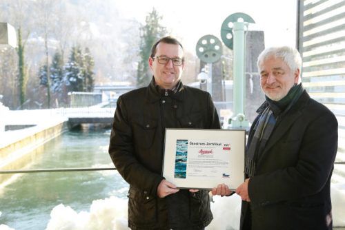Messepark-GF Burkhard Dünser (l.) und Dr. Karl Dörler, GF der VKW-Ökostrom GmbH, bei der Urkundenübergabe. Foto: Messepark