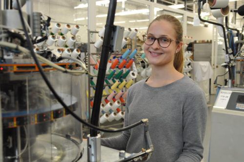 Michaela Siembicka absolviert eine Lehre als Textiltechnikerin und ist Herrin über 60 Rundstrickmaschinen.