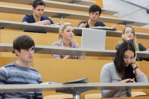 Mit dem Laptop in den Hörsaal ist laut einer Studie nicht empfehlenswert.