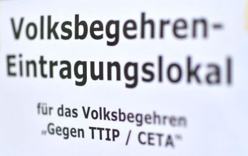 Noch bis Montag können interessierte Bürger ihrem Protest gegen die Freihandelsabkommen mittels Unterschrift Ausdruck verleihen. Foto: Apa