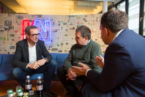 Prisma-Chef Bernhard Ölz im Gespräch mit Markt-Ressortleiter Andreas Scalet und Chefredakteur Gerold Riedmann (v. l.). Foto: VN/Hartinger