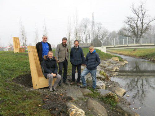 Otto Sohm, Christine Bösch-Vetter, Kurt Fischer, Rudi Alge und Thomas Loacker (v. l.) testeten den neuen Uferhock.  Foto: gemeinde