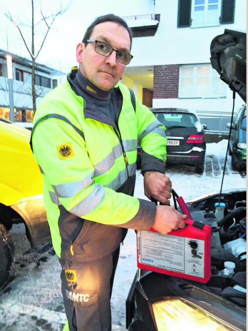 Pannenfahrer Robert Pfrommer hat jetzt viel zu tun. Wegen der Kälte gehen viele Autobatterien kaputt. Pfrommer gibt Starthilfe. Foto: Kuster