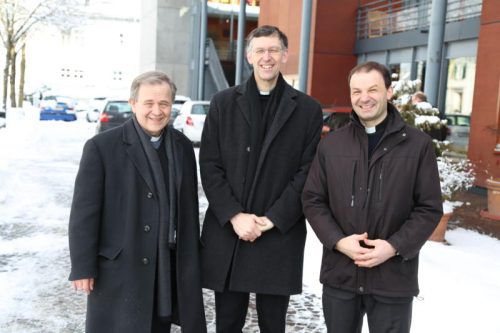 Pater Thomas Felder (Mitte) mit den Nachfolgern Josef Gruber (l.) und Johann Fenninger.  Foto: etu