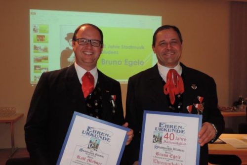 Ralf Mahner (l.) und Bruno Egele wurden für ihre 25- bzw. 40-jährige Vereinstreue ausgezeichnet. Foto: Verein