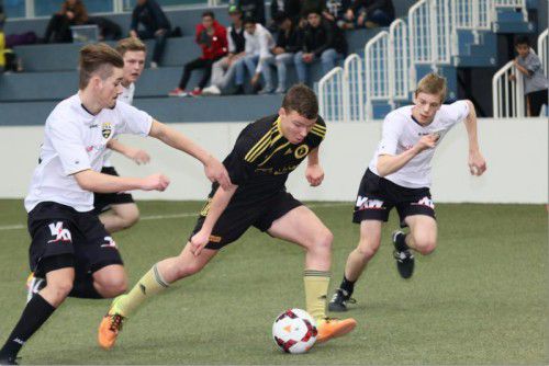 Rasanten Hallenfußball auf dem neuen Kunstrasen bekamen die Zuschauer am ersten Wochenende in Hard zu sehen. Foto: Knobel