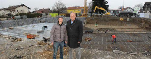 Reinhard Loitz und Bgm. Rhomberg besichtigen die Baustelle.